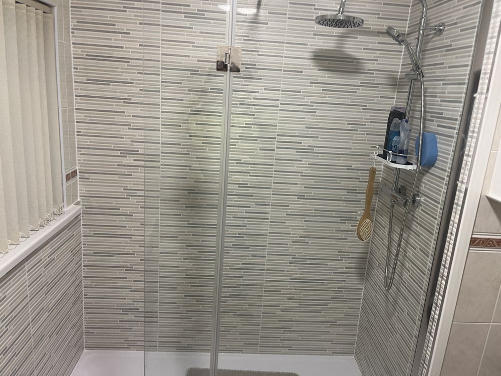 Sliding-door shower enclosure with rainfall and handheld shower